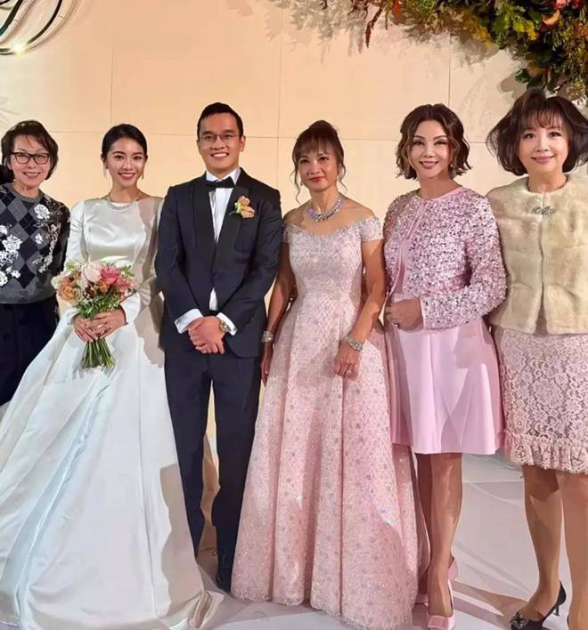 三亿体育.(中国)官方网站奚梦瑶代表赌王家参加婚礼与伏明霞霍震霆同场窦骁得向她学(图1)