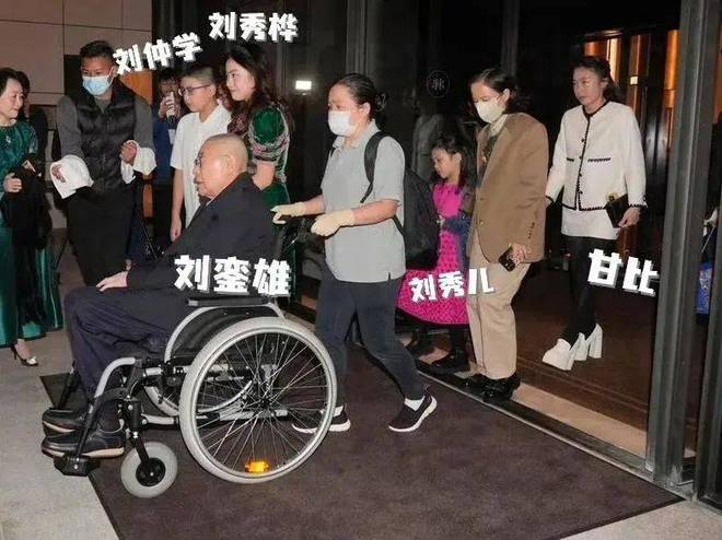 三亿体育.(中国)官方网站奚梦瑶代表赌王家参加婚礼与伏明霞霍震霆同场窦骁得向她学(图2)