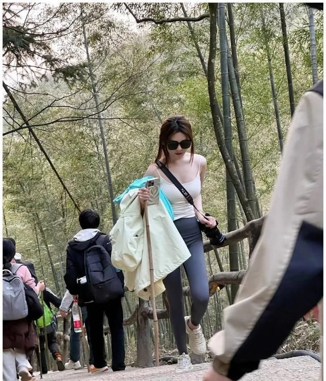 三亿体育武功山已变“吊带山”？女子爬山穿着“奇特”网友怀疑是在钓鱼(图3)