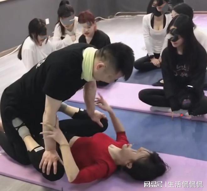 三亿体育.(中国)官方网站女子学瑜伽时前门大开男教练看得欲火焚身不断要求把腿张开(图3)