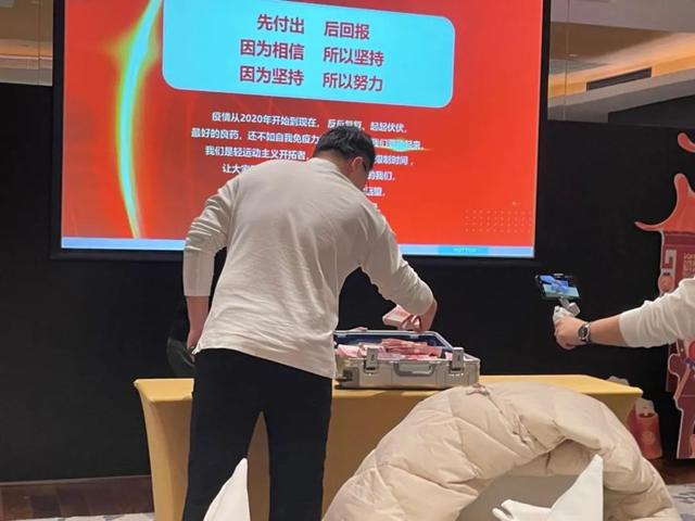 三亿体育.(中国)官方网站安徽小伙卖运动产品单款产品卖出千万年销数亿元(图8)