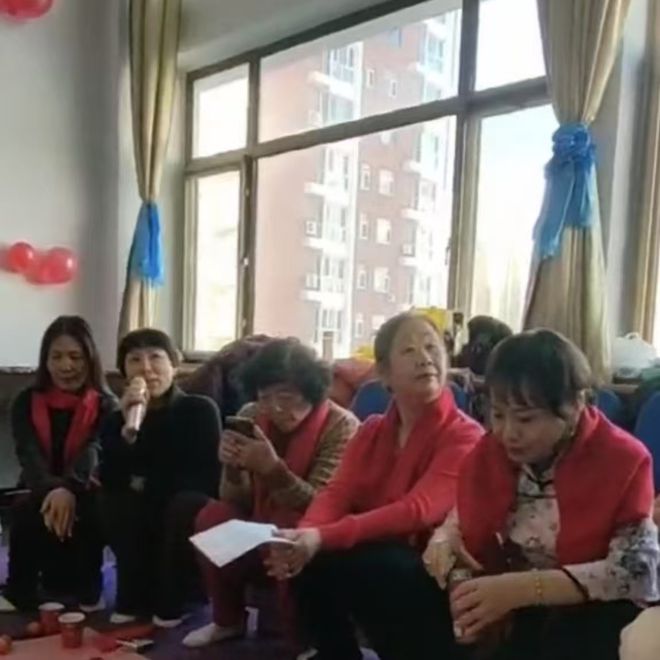三亿体育.(中国)官方网站瑜伽班年末联欢会(图1)