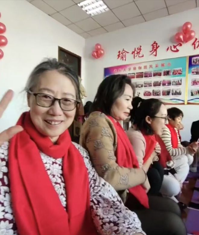 三亿体育.(中国)官方网站瑜伽班年末联欢会(图3)